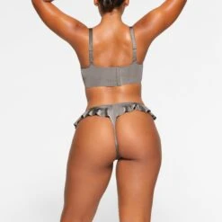 LOGO SHINE FLUTTER THONG | GREY CHALK -SWIMwear Sale Store SKIMS PANTY PN BIK 3650 LA GCK 0014 BK