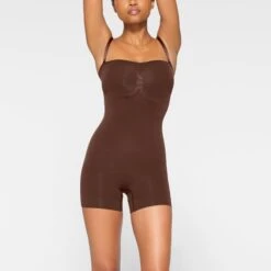 SEAMLESS SCULPT STRAPLESS SHORTIE BODYSUIT | COCOA -SWIMwear Sale Store SKIMS SHAPEWEAR BD MDT 2914 JA COA 0003 FR