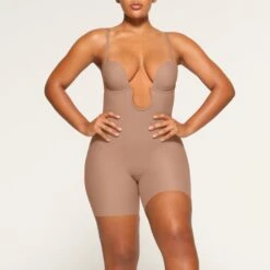 DEEP PLUNGE SHAPEWEAR MID THIGH BODYSUIT | SIENNA -SWIMwear Sale Store SKIMS SHAPEWEAR BD MDT 2960 LA SIE 0003
