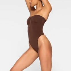 SEAMLESS SCULPT STRAPLESS THONG BODYSUIT | COCOA -SWIMwear Sale Store SKIMS SHAPEWEAR BD THG 2913 JA COA 0054 SD