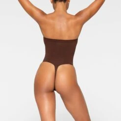 SEAMLESS SCULPT STRAPLESS THONG BODYSUIT | COCOA -SWIMwear Sale Store SKIMS SHAPEWEAR BD THG 2913 JA COA 0060 BK
