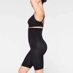 SEAMLESS SCULPT HIGH-WAISTED ABOVE THE KNEE SHORT | ONYX 9 SEAMLESS SCULPT HIGH-WAISTED ABOVE THE KNEE SHORT | ONYX -SWIMwear Sale Store SKIMS SHAPEWEAR BO SHO 3364 IE ONX 0011 SD