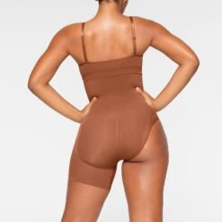 SEAMLESS SCULPT SOLUTION SHORT RIGHT LEG EXPOSED | BRONZE -SWIMwear Sale Store SKIMS SHAPEWEAR BO SHO 3365 IA BRZ 0020 BK