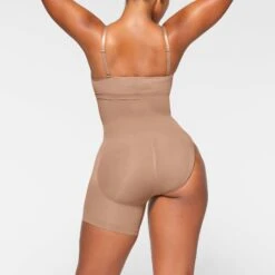 SEAMLESS SCULPT SOLUTION SHORT RIGHT LEG EXPOSED | SIENNA 10 SEAMLESS SCULPT SOLUTION SHORT RIGHT LEG EXPOSED | SIENNA -SWIMwear Sale Store SKIMS SHAPEWEAR BO SHO 3365 IA SIE 0017 BK