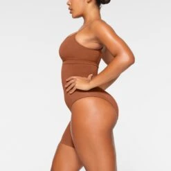 SEAMLESS SCULPT SOLUTION SHORT LEFT LEG EXPOSED | BRONZE 9 SEAMLESS SCULPT SOLUTION SHORT LEFT LEG EXPOSED | BRONZE -SWIMwear Sale Store SKIMS SHAPEWEAR BO SHO 3366 IA BRZ 0009 SD