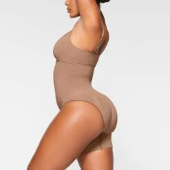 SEAMLESS SCULPT SOLUTION SHORT LEFT LEG EXPOSED | SIENNA -SWIMwear Sale Store SKIMS SHAPEWEAR BO SHO 3366 IA SIE 0011 SD