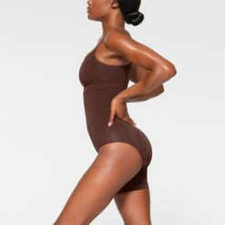 SEAMLESS SCULPT SOLUTION SHORT LEFT LEG EXPOSED | COCOA -SWIMwear Sale Store SKIMS SHAPEWEAR BO SHO 3366 IB COA 0019 SD