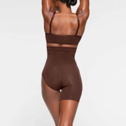 SEAMLESS SCULPT SOLUTION SHORT LEFT LEG EXPOSED | COCOA -SWIMwear Sale Store SKIMS SHAPEWEAR BO SHO 3366 IB COA 0022 BK