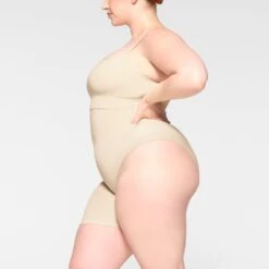 SEAMLESS SCULPT SOLUTION SHORT LEFT LEG EXPOSED | SAND -SWIMwear Sale Store SKIMS SHAPEWEAR BO SHO 3366 ID SND 0009 SD