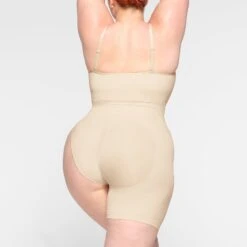 SEAMLESS SCULPT SOLUTION SHORT LEFT LEG EXPOSED | SAND -SWIMwear Sale Store SKIMS SHAPEWEAR BO SHO 3366 ID SND 0017 BK 4b48dd5b c7f5 4d05 a91d 6c8e7405a915