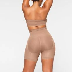 SEAMLESS SCULPT BANDEAU | SIENNA -SWIMwear Sale Store SKIMS SHAPEWEAR BR BAN 2895 IA SIE 0064 BK