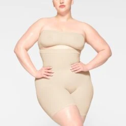 SEAMLESS SCULPT BANDEAU | SAND -SWIMwear Sale Store SKIMS SHAPEWEAR BR BAN 2895 JB SND 0037 FR decf7683 694f 4b0a 9a81 8329c2e31451