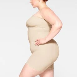 SEAMLESS SCULPT BANDEAU | SAND -SWIMwear Sale Store SKIMS SHAPEWEAR BR BAN 2895 JB SND 0043 SD 5a32bec5 ccde 4126 a316 748a7478dfb7