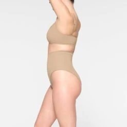 SEAMLESS SCULPT SCOOP NECK BRALETTE | CLAY 9 SEAMLESS SCULPT SCOOP NECK BRALETTE | CLAY -SWIMwear Sale Store SKIMS SHAPEWEAR BR SCP 3357 IE CLY 0012 SD