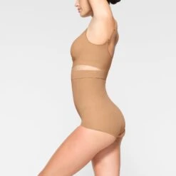 EVERYDAY SCULPT HIGH-WAISTED BRIEF | OCHRE -SWIMwear Sale Store SKIMS SHAPEWEAR SH HWB 2151 JC OCH 0010 SD 81814bf2 90a1 43bc 80d9 5020246846dd