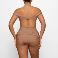 SHAPING SWIM OFF THE SHOULDER BIKINI TOP | SIENNA -SWIMwear Sale Store SKIMS SWIM BT PLG 2788 FA SIE 0012 BK x2 b71d1a23 059d 4c17 b10e 445936f452b4