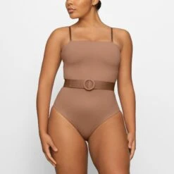 SHAPING SWIM STRAPLESS ONE PIECE | SIENNA -SWIMwear Sale Store SKIMS SWIM OP BRF 2772 FA SIE 0022 FR x2 abcfb211 a978 46c5 83ec a8e281b0a01f