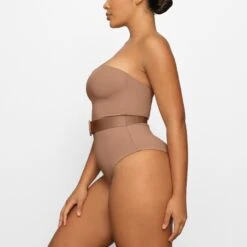 SHAPING SWIM STRAPLESS ONE PIECE | SIENNA -SWIMwear Sale Store SKIMS SWIM OP BRF 2772 FA SIE 0030 SD x1 1cfa54f9 1c56 4548 971e 8ac2541d9171