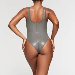 RUBBERIZED SCUBA SWIM SCOOP NECK ONE PIECE | GREY CHALK -SWIMwear Sale Store SKIMS SWIM OP BRF 3164 NA GCK 020