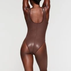 RUBBERIZED SCUBA SWIM SCOOP NECK ONE PIECE | COCOA -SWIMwear Sale Store SKIMS SWIM OP BRF 3164 NB COA 017